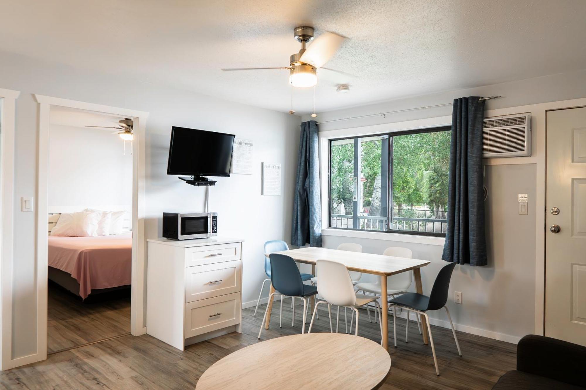Poplars Motel On The Lake Osoyoos Bagian luar foto