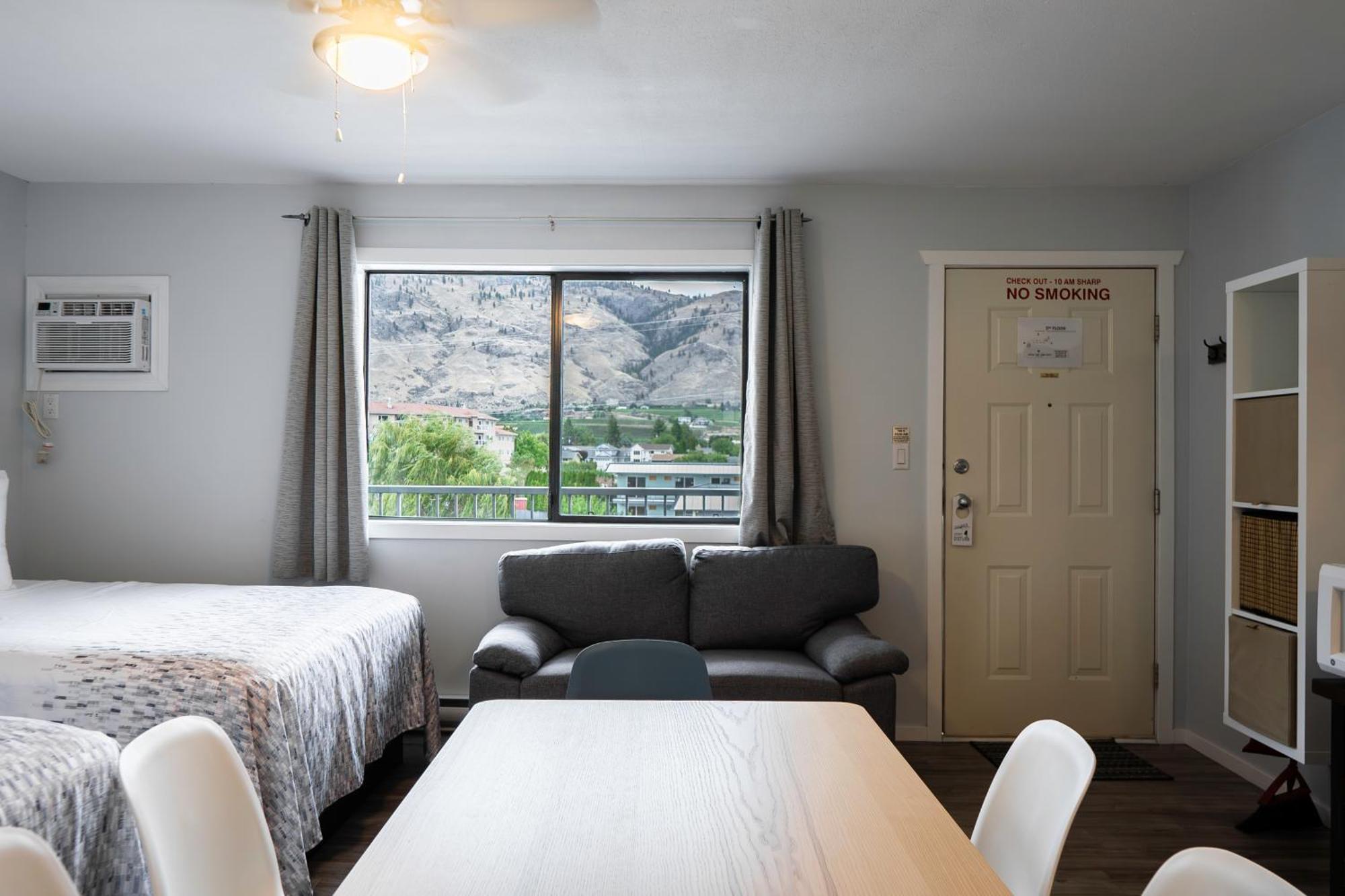 Poplars Motel On The Lake Osoyoos Bagian luar foto