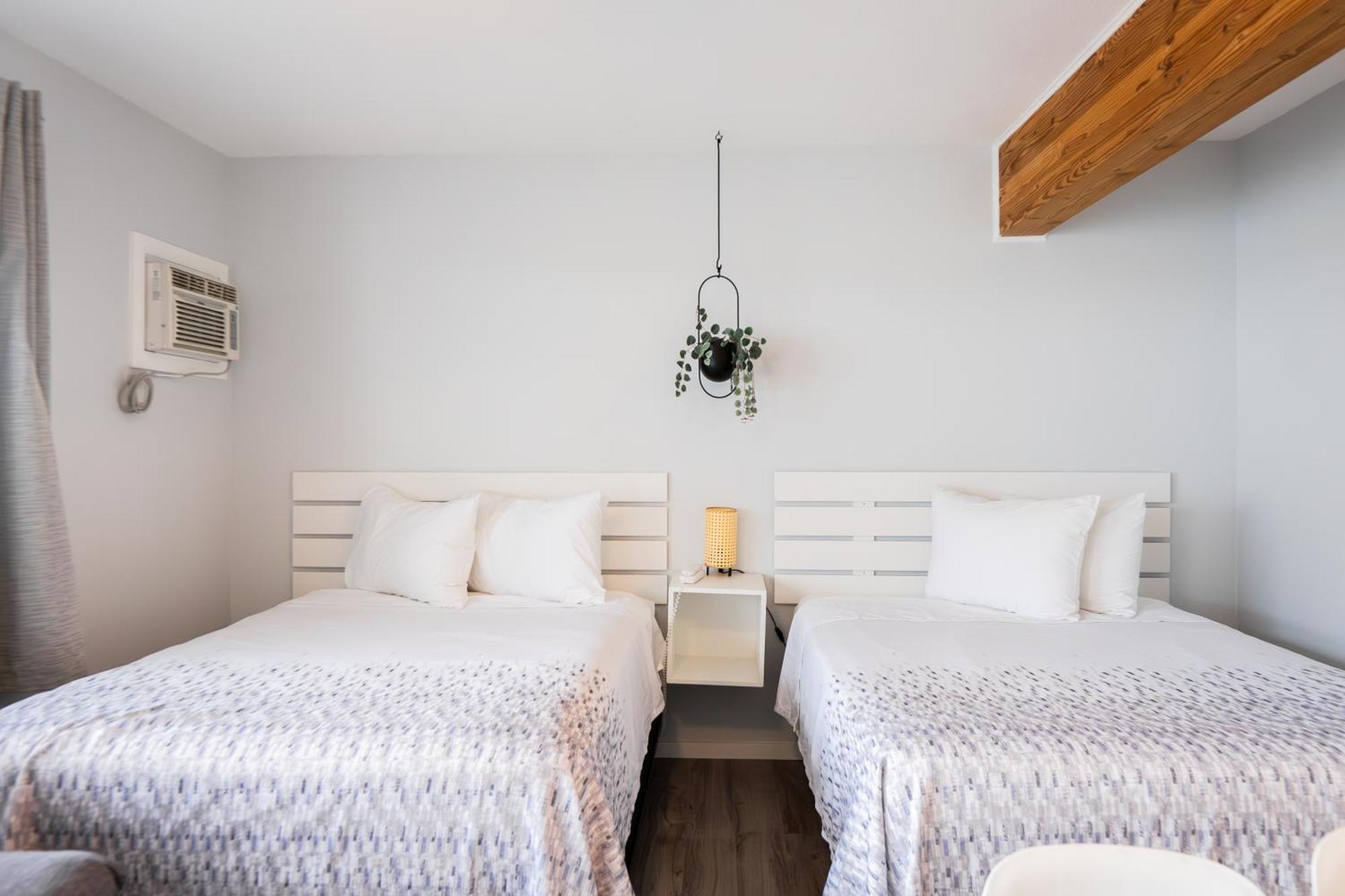 Poplars Motel On The Lake Osoyoos Bagian luar foto