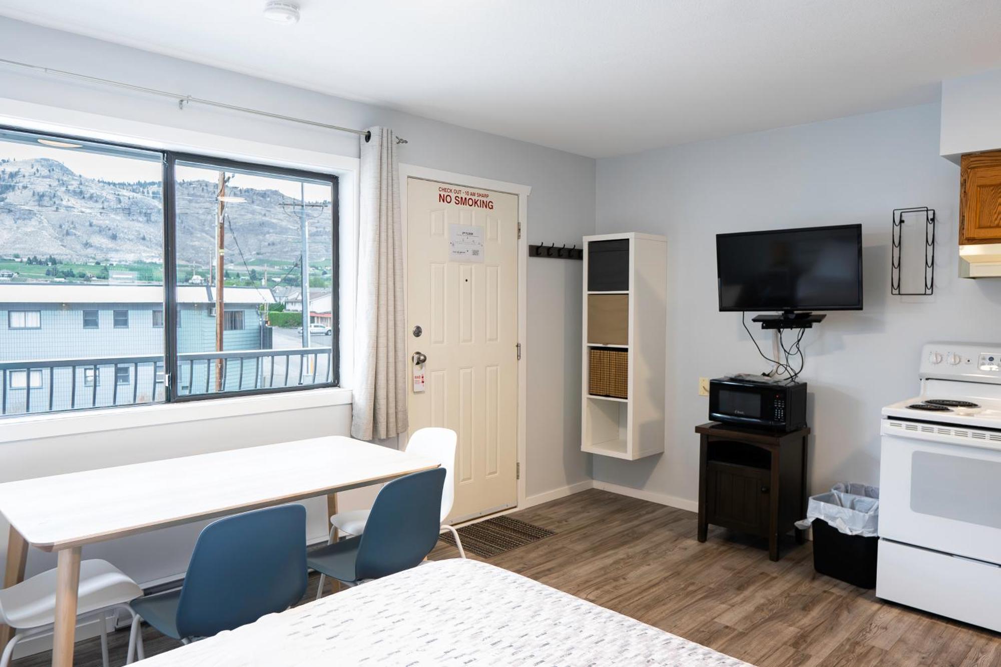 Poplars Motel On The Lake Osoyoos Bagian luar foto