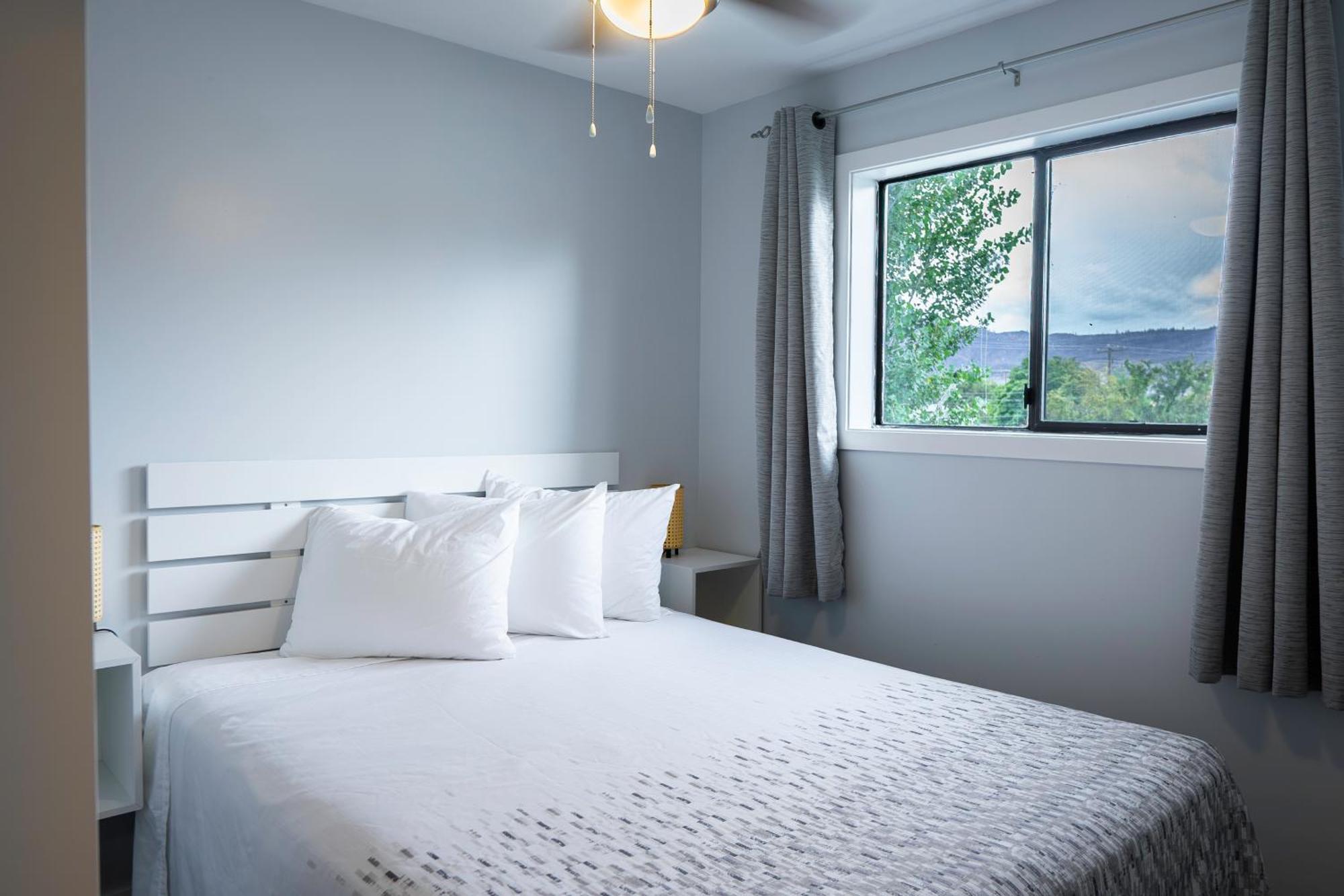 Poplars Motel On The Lake Osoyoos Bagian luar foto