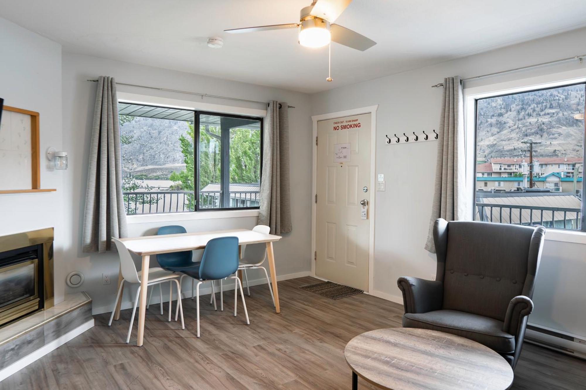 Poplars Motel On The Lake Osoyoos Bagian luar foto