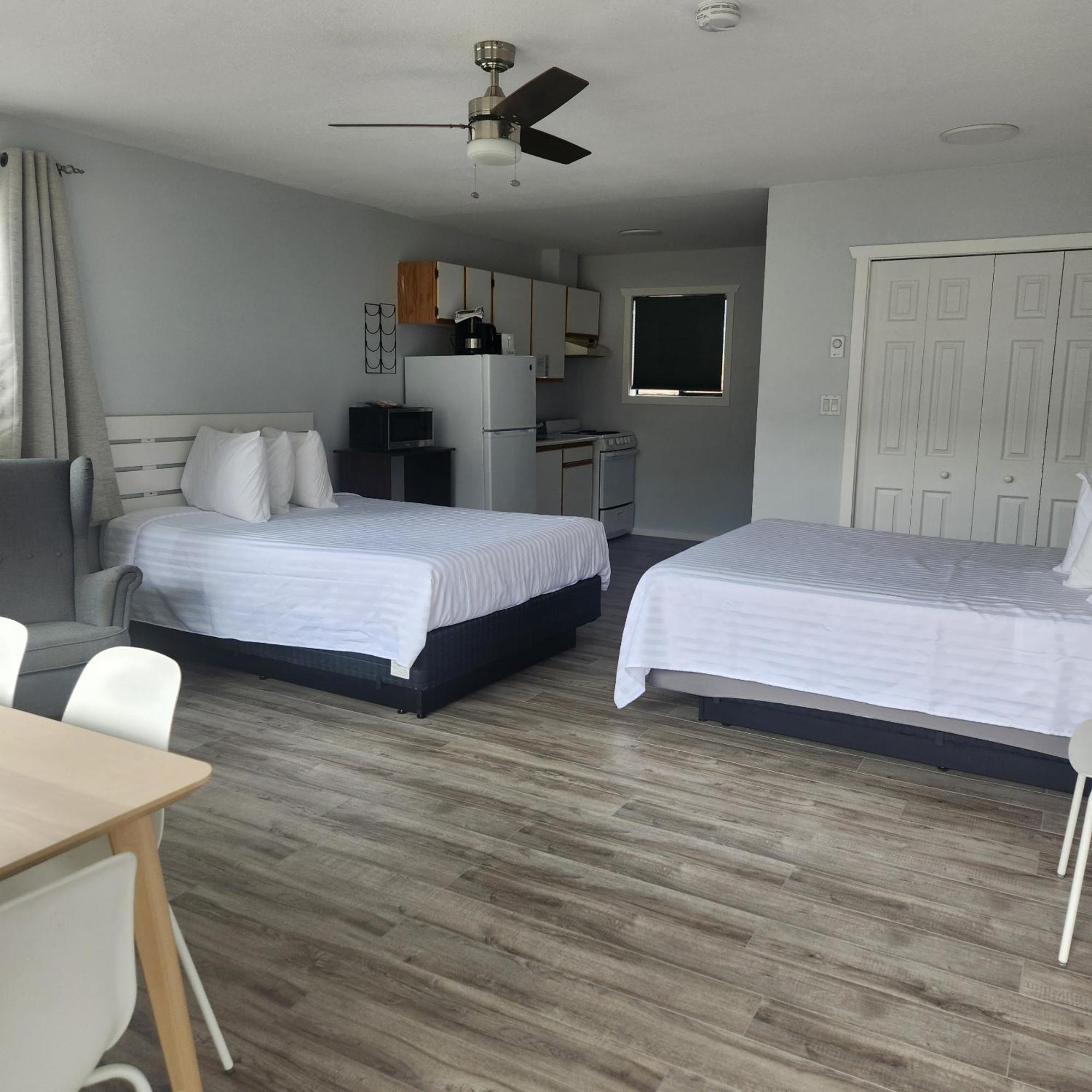Poplars Motel On The Lake Osoyoos Bagian luar foto